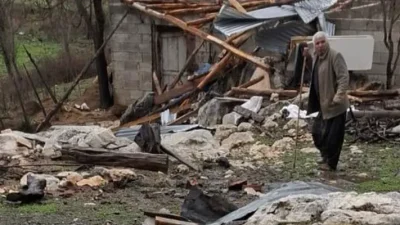 Andırın’da Hortum Hayatı Felç Etti Çatılar Uçtu, Asırlık Ağaçlar Devrildi Şiddetli rüzgarın etkisiyle bazı ahırların ve tarımsal yapıların çatıları yerinden