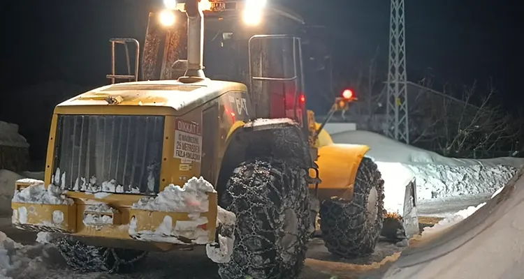 Kahramanmaraş Büyükşehir Belediyesi, kış şartlarının etkisini sürdürdüğü yüksek kesimlerde karla