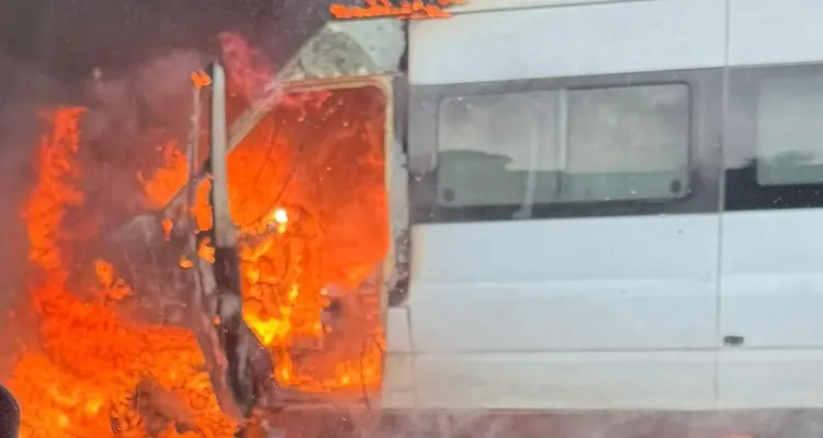 Kahramanmaraş’ta seyir halinde iken alev alan minibüs, korku dolu anların