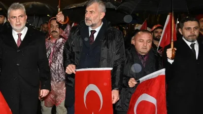 Marşlar Yükseldi, Bayraklar Dalgalandı: Kurtuluş Destanının 106. Yıl Coşkusu Kortej yürüyüşünün ardından Necip Fazıl Kısakürek Kültür Merkezi önünde düzenlenen