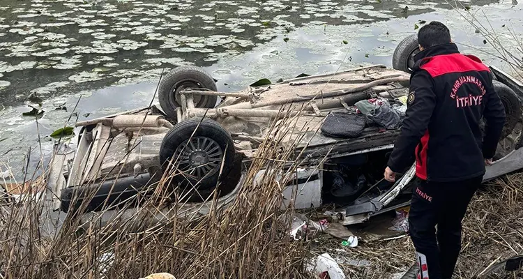 Otomobil Su Birikintisine Düştü: 78 Yaşındaki Sürücü Hayatını Kaybetti İhbar üzerine olay yerine itfaiye ve sağlık ekipleri sevk edildi.