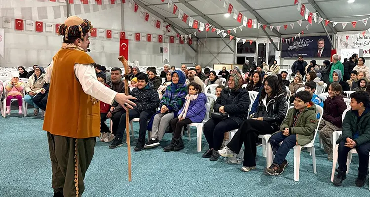 Ramazan’ın İlk Gününde Büyükşehir’in İftar Çadırlarında Dayanışma ve Neşe Bir Arada İftar saatine kısa bir süre kala alanları dolduran vatandaşlar, dualar