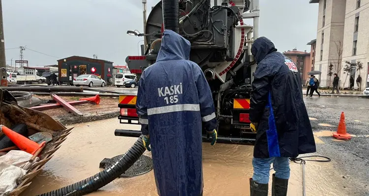 Sel Vuran Bölgelere Büyükşehir Müdahalesi Büyükşehir Belediyesi ve KASKİ ekipleri koordineli bir şekilde çalışma yürütüyor.