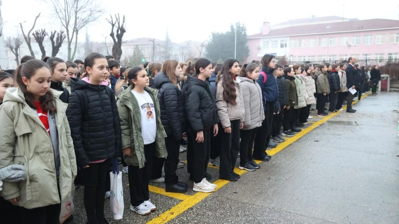 Türkiye Geneli Tüm Okullarda 6 Şubat için saygı duruşunda bulunuldu 1 turkiye geneli tum okullarda subat icin saygi durusunda bulunuldu