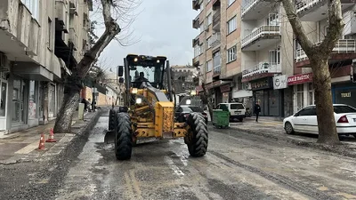 Kahramanmaraş Büyükşehir Belediyesi, yoğun yağışların ardından arterlerde oluşan bozulmaları hızla