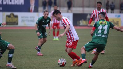 Karşılaşmanın ilk düdüğüyle birlikte iki takım da temkinli bir oyun