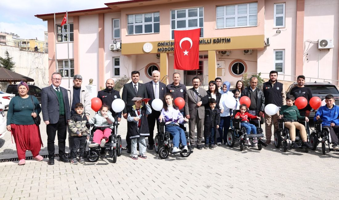 Kahramanmaraş’ta Hayırsever Polis Memurundan Özel Öğrencilere Destek Hayırsever polis memuru Mustafa Şahin’in katkılarıyla temin edilen akülü sandalyeler,