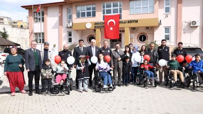 Hayırsever polis memuru Mustafa Şahin’in katkılarıyla temin edilen akülü sandalyeler,