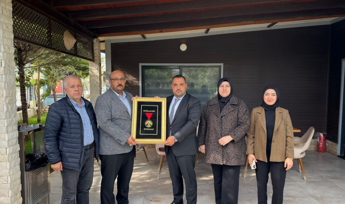 Bu Hediye Herkesi Duygulandırdı! Kahramanmaraş’ta Anlamlı Buluşma Ziyaret kapsamında, üzerinde “İstiklalden İstikbale” mesajı bulunan özel bir tablo