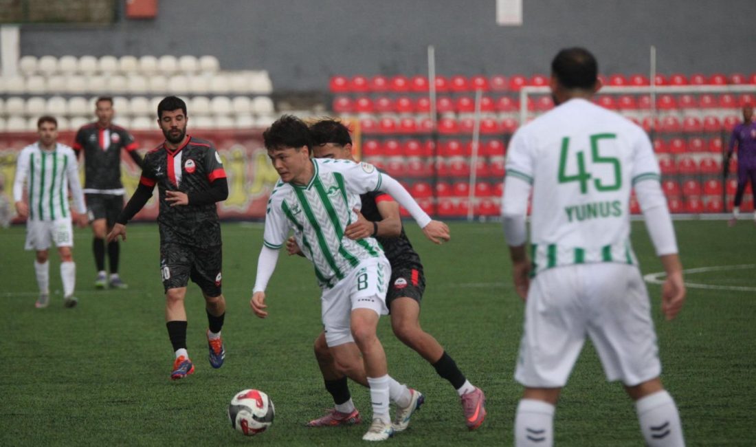 Batıpark Adem Şahan Futbol Sahası’nda oynanan mücadelede, taraftar desteğini arkasına