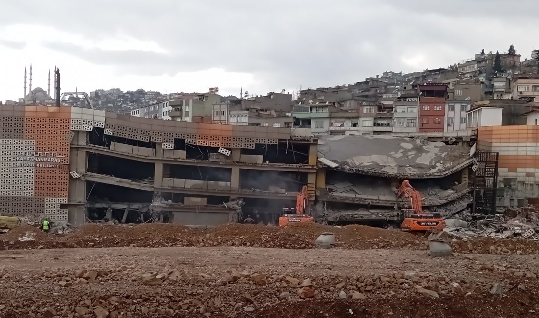 Depremin ilk günlerinden itibaren çarşı merkezindeki birçok iş yerinin kullanılamaz