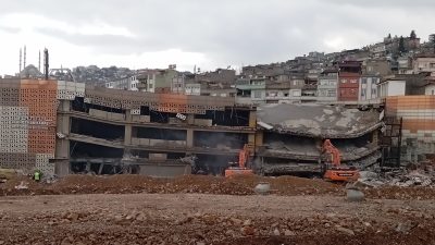 Depremin ilk günlerinden itibaren çarşı merkezindeki birçok iş yerinin kullanılamaz