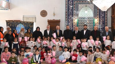 Program kapsamında ilahiler okundu, dualar edildi ve çocuklara orucun anlamı