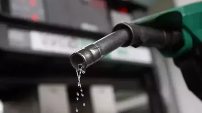 Akaryakıta yeni zam: Motorin bazı şehirlerde 80 lira sınırını aştı Brent petrol fiyatı varil başına 104 dolar seviyesine yaklaşırken, bu