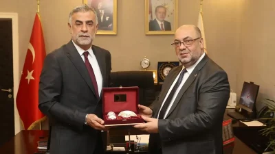 Akpınar ve Çalğan’dan sosyal hizmetler değerlendirmesi Mehmet Akpınar, Emre Çalğan’ı ziyaret ederek sosyal hizmetler ve aile