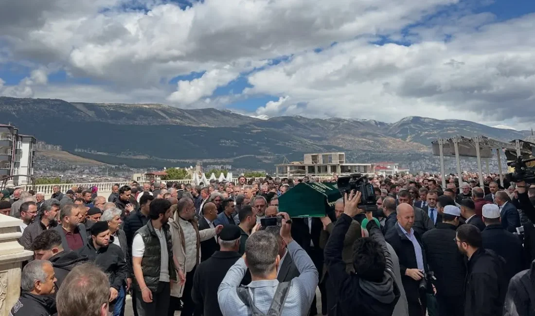 Cenaze törenine aile yakınlarının yanı sıra siyaset ve kamu camiasından