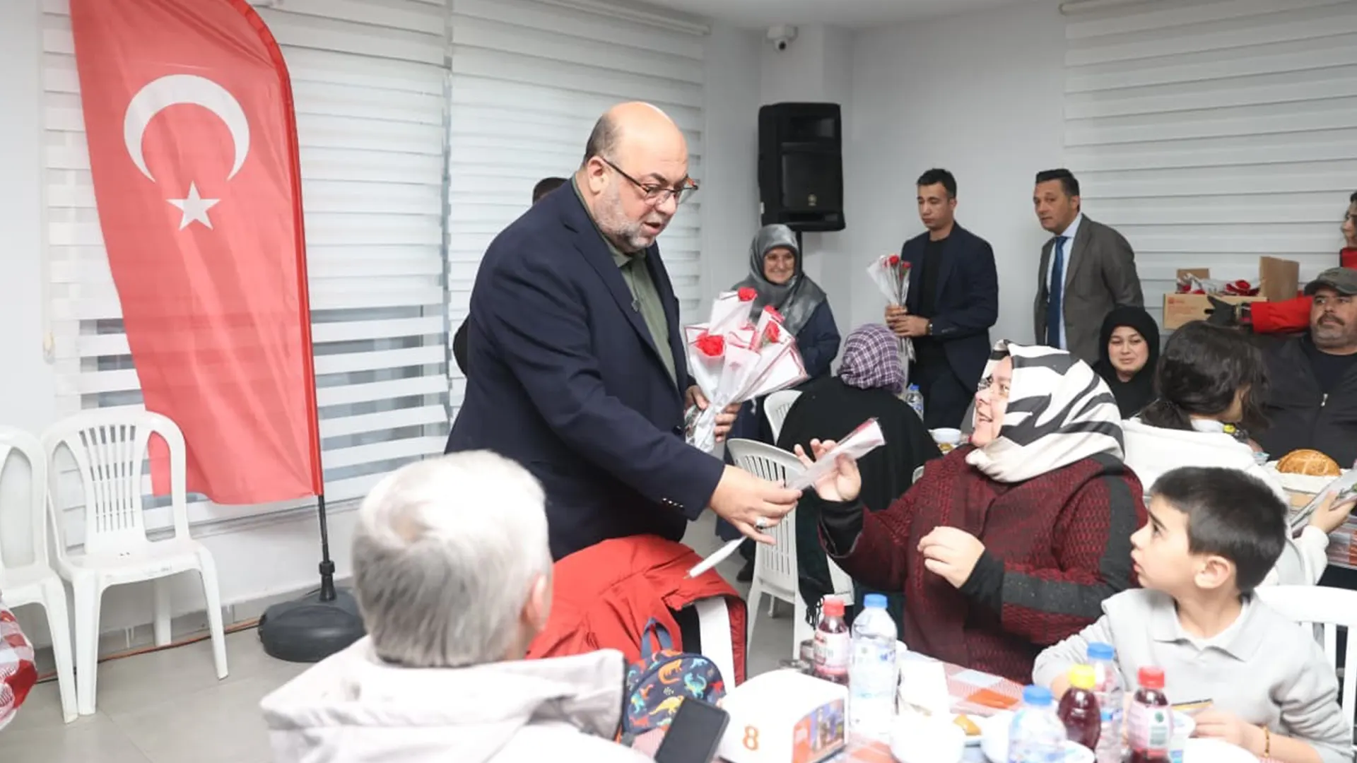 baskan akpinar engelli vatandaslarla iftar sofrasinda bulustu kadinlara cicek takdim etti