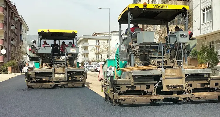 Ekipler, planlanan program doğrultusunda mahallede belirlenen cadde ve sokaklarda asfalt