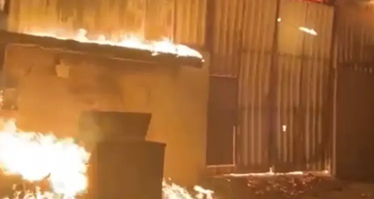 Olay yerine gelen ekipler, yangına hızlı şekilde müdahale ederek alevlerin