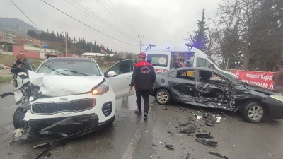 Kaza yerine ulaşan itfaiye ekipleri, araçlarda sıkışan 4 yaralıyı bulundukları