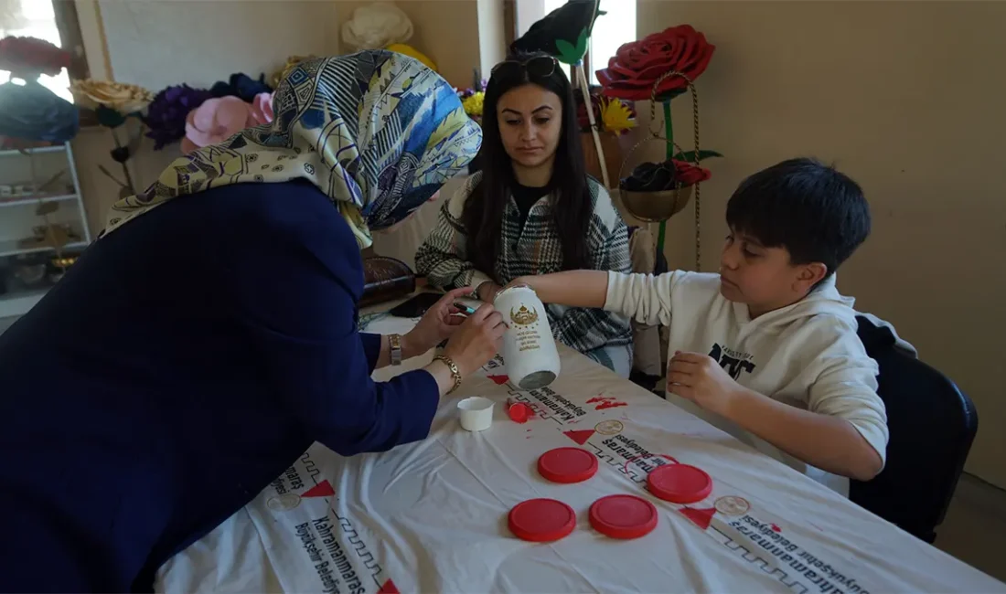 Program boyunca anneleriyle birlikte el emeği ürünler ortaya çıkaran çocuklar,