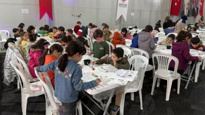 Programın ilk bölümünde çocuklar, çeşitli oyun ve eğlenceli aktivitelerle keyifli