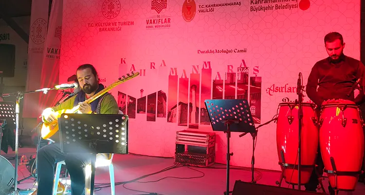 Anadolu’nun farklı yörelerine ait türküler, sanatçının güçlü yorumu ve bağlama