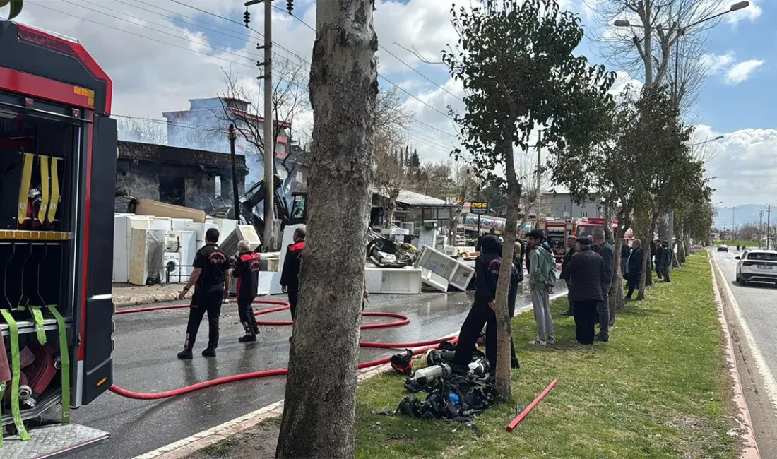 Kahramanmaraş’ın Dulkadiroğlu ilçesi Pınarbaşı mevkiinde ikinci el eşya satışı yapılan