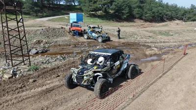 arış boyunca sürücüler; toprak zemin, keskin virajlar, dik yokuşlar ve