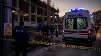 Kahramanmaraş’ın Onikişubat ilçesinde bir inşaatta çalışan işçi, elektrik akımına kapılması