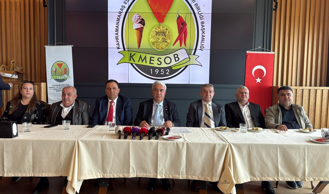 Toplantıya katılan ilçe esnaf odaları başkanları ve yöneticileri, yapılacak seçimlerde