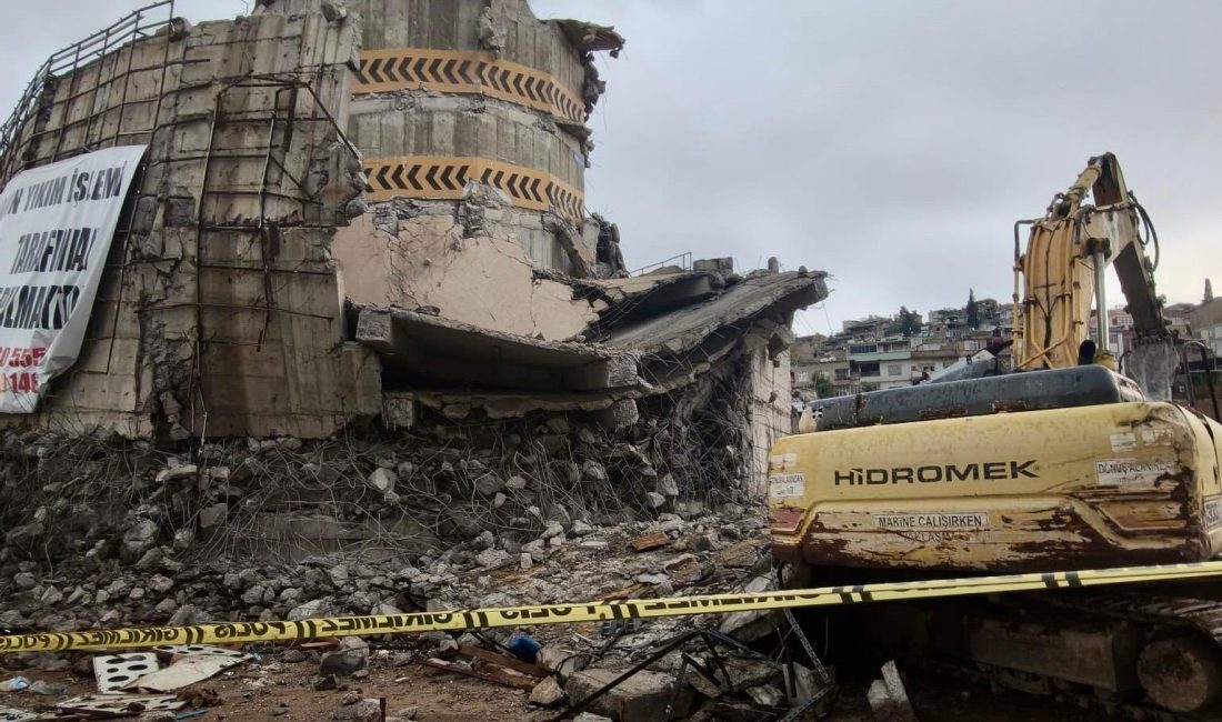 İhbar üzerine olay yerine itfaiye ve sağlık ekipleri sevk edildi.