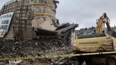 İhbar üzerine olay yerine itfaiye ve sağlık ekipleri sevk edildi.