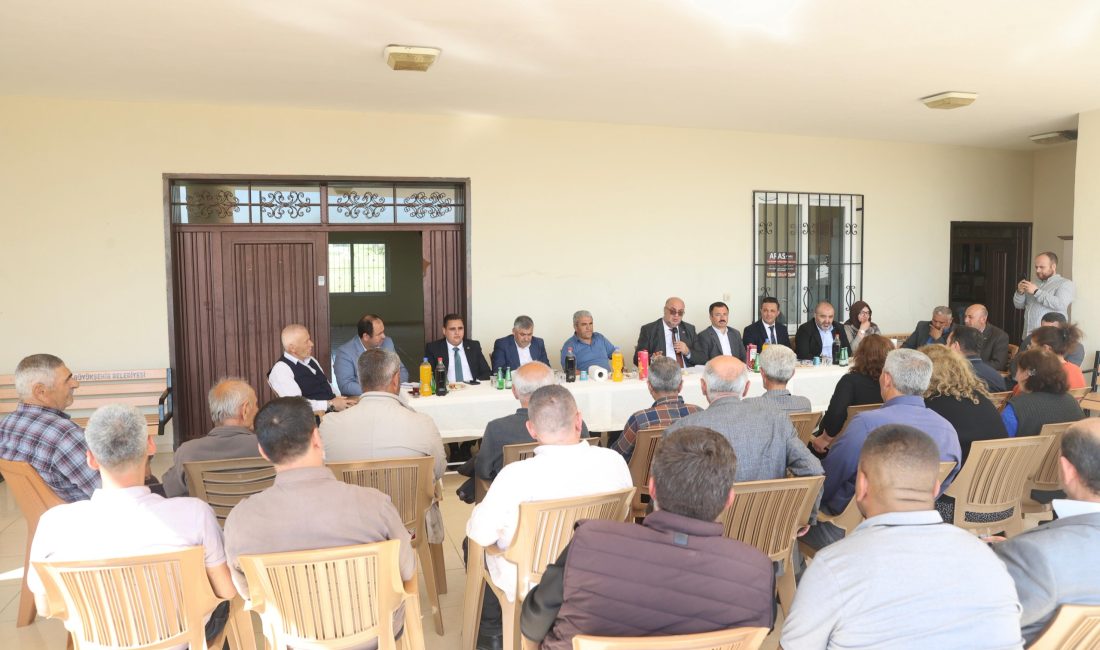 Halkaçayırı Mahallesi’nde gerçekleştirilen toplantıya Dulkadiroğlu Belediye Başkanı Mehmet Akpınar’ın yanı