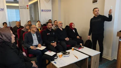 Eğitim süreci yalnızca teorik anlatımla sınırlı kalmıyor. Bilgisayarlı eğitim ortamlarında