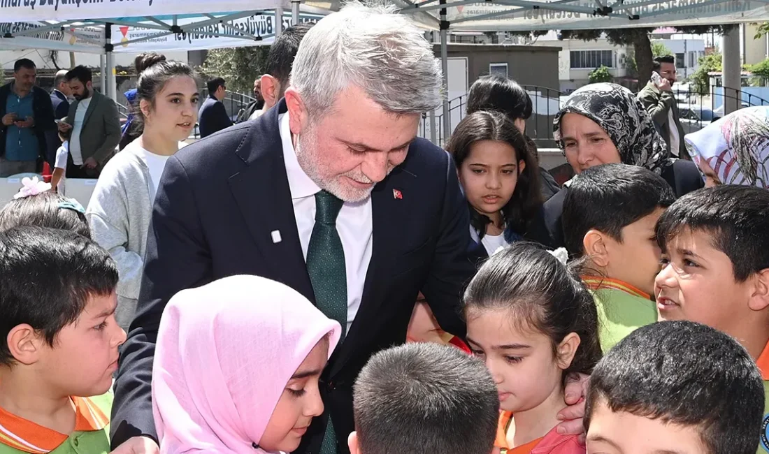 Program, saygı duruşu ve İstiklal Marşı’nın okunmasıyla başladı. Törende ayrıca,