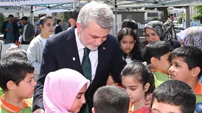 Program, saygı duruşu ve İstiklal Marşı’nın okunmasıyla başladı. Törende ayrıca,