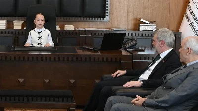 Minik başkan Erva Zehra Boyraz’a teslim töreninde; kuzeni özel gereksinimli