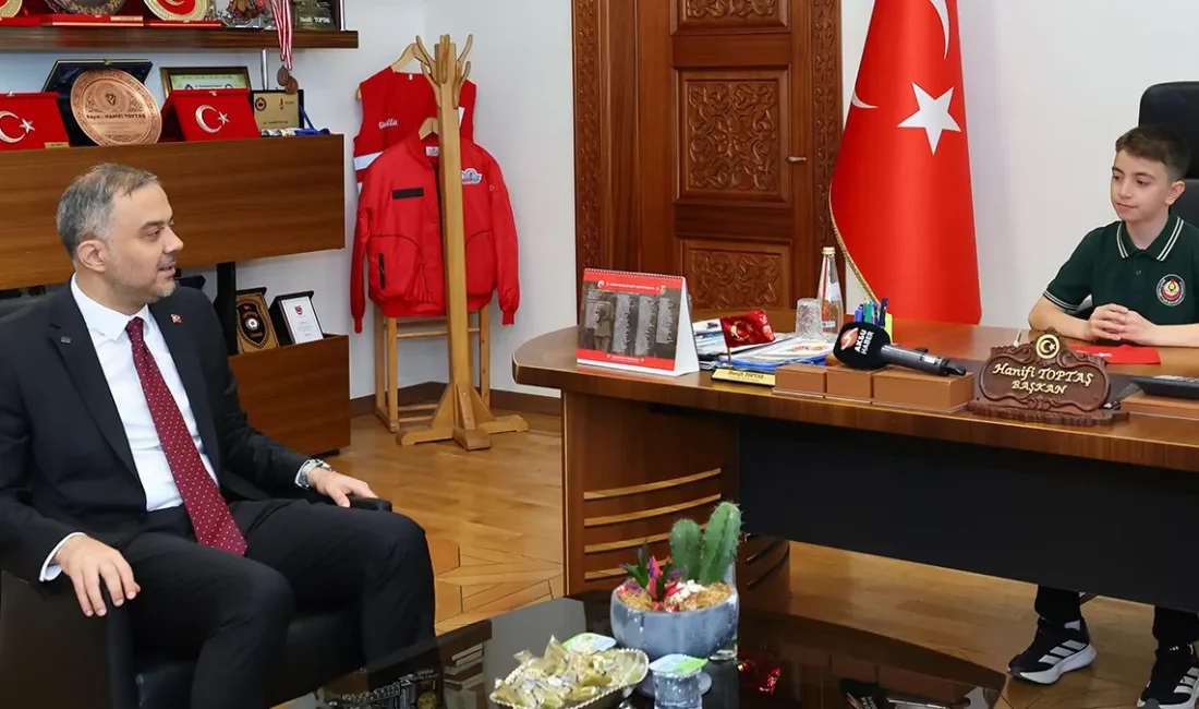 Programda, minik başkan Halil Sami’nin talimatlarını dikkatle dinleyen Başkan Toptaş,