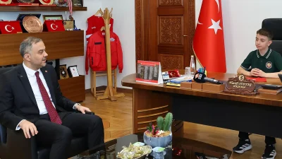 Programda, minik başkan Halil Sami’nin talimatlarını dikkatle dinleyen Başkan Toptaş,