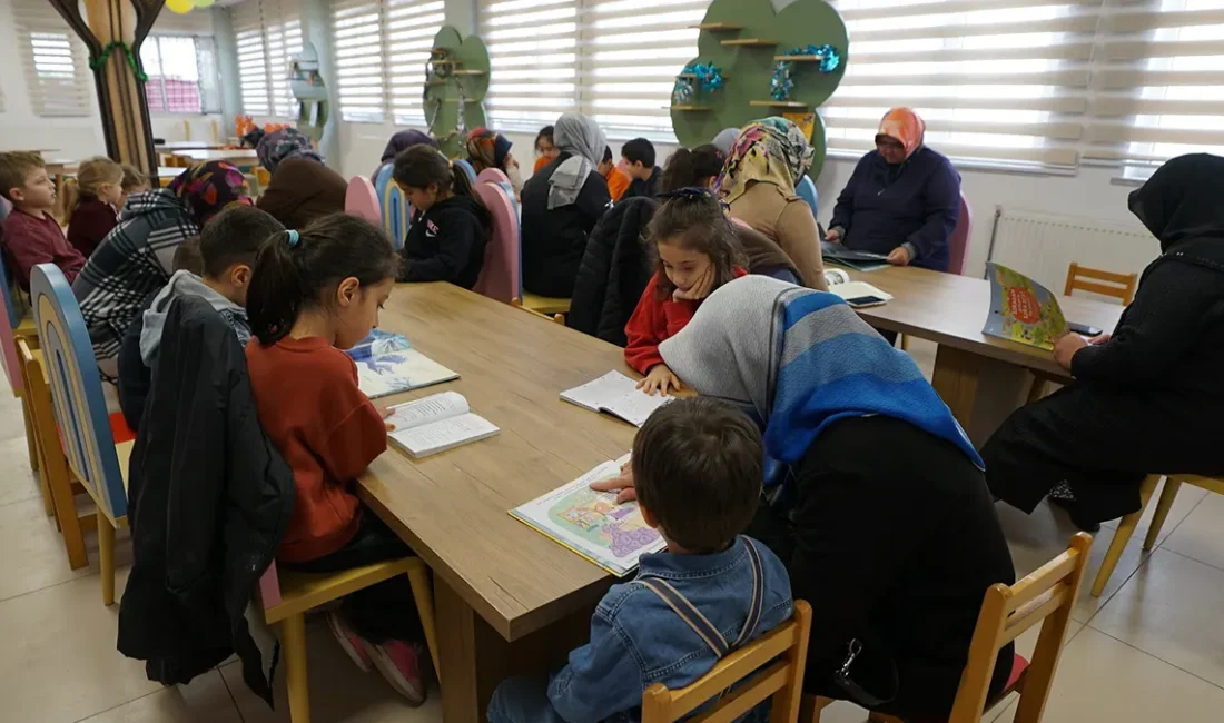 Farklı yaş gruplarından çocukların anneleriyle birlikte katıldığı etkinlikte, kitaplar aracılığıyla