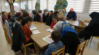 Farklı yaş gruplarından çocukların anneleriyle birlikte katıldığı etkinlikte, kitaplar aracılığıyla