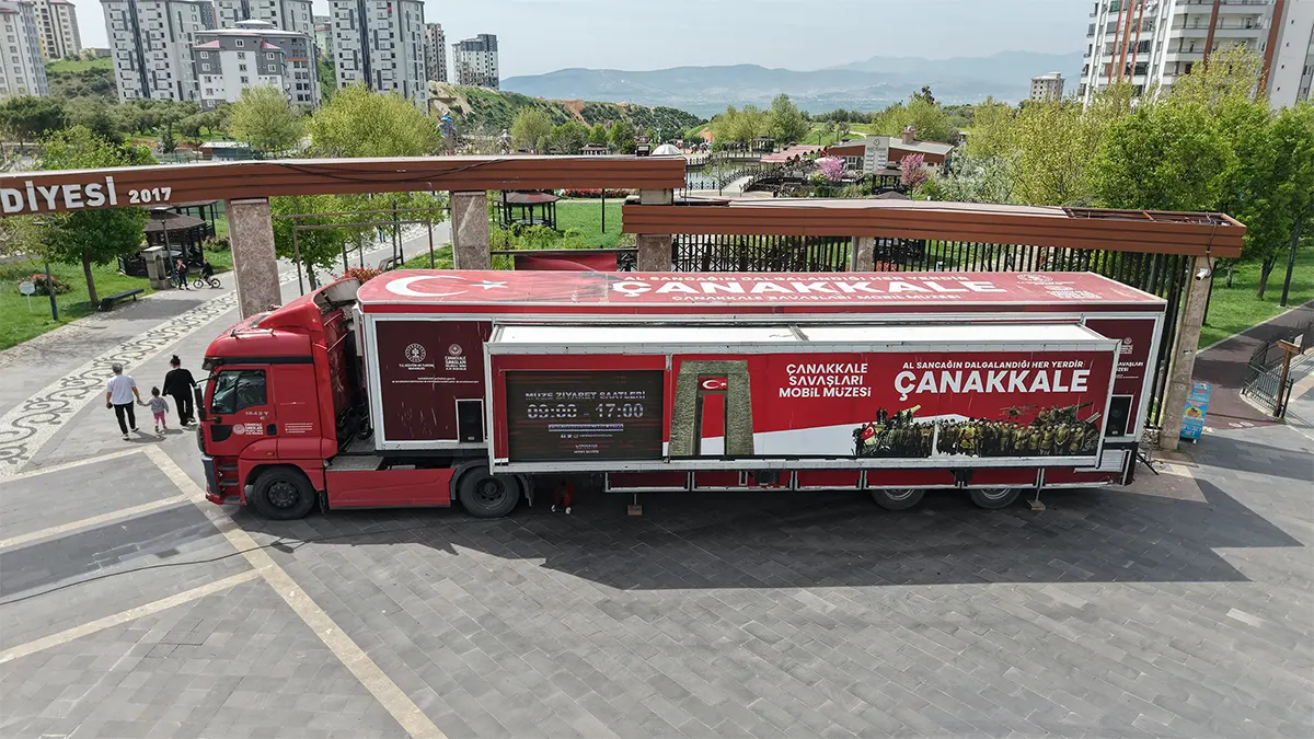 canakkale savaslari mobil muzesi aliya izzetbegovic millet bahcesinde ziyaretcilerini agirliyor