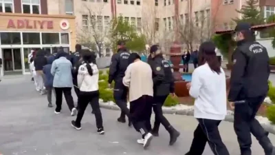 Operasyonda 23 şüpheli gözaltına alınırken, firari 1 şüpheli de 9