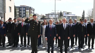 Program, Atatürk Anıtı’na çelenk sunulmasıyla başladı. Vali Mükerrem Ünlüer, Garnizon