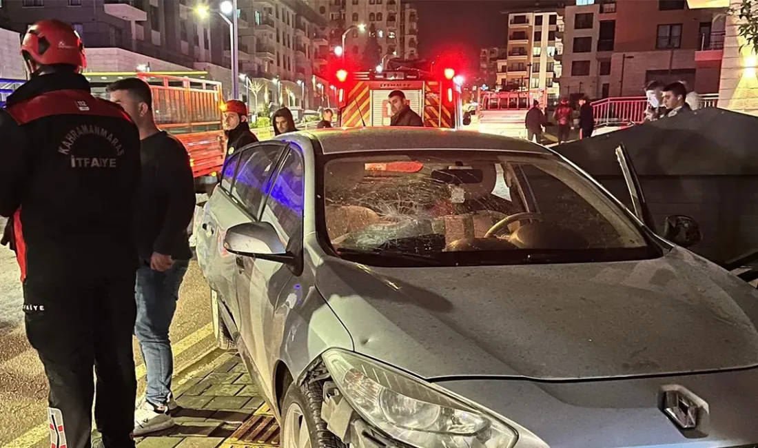 Bölgeye ulaşan itfaiye ekipleri, araçlarda bulunan 5 vatandaşı bulundukları yerden