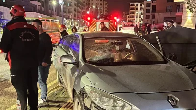 Bölgeye ulaşan itfaiye ekipleri, araçlarda bulunan 5 vatandaşı bulundukları yerden