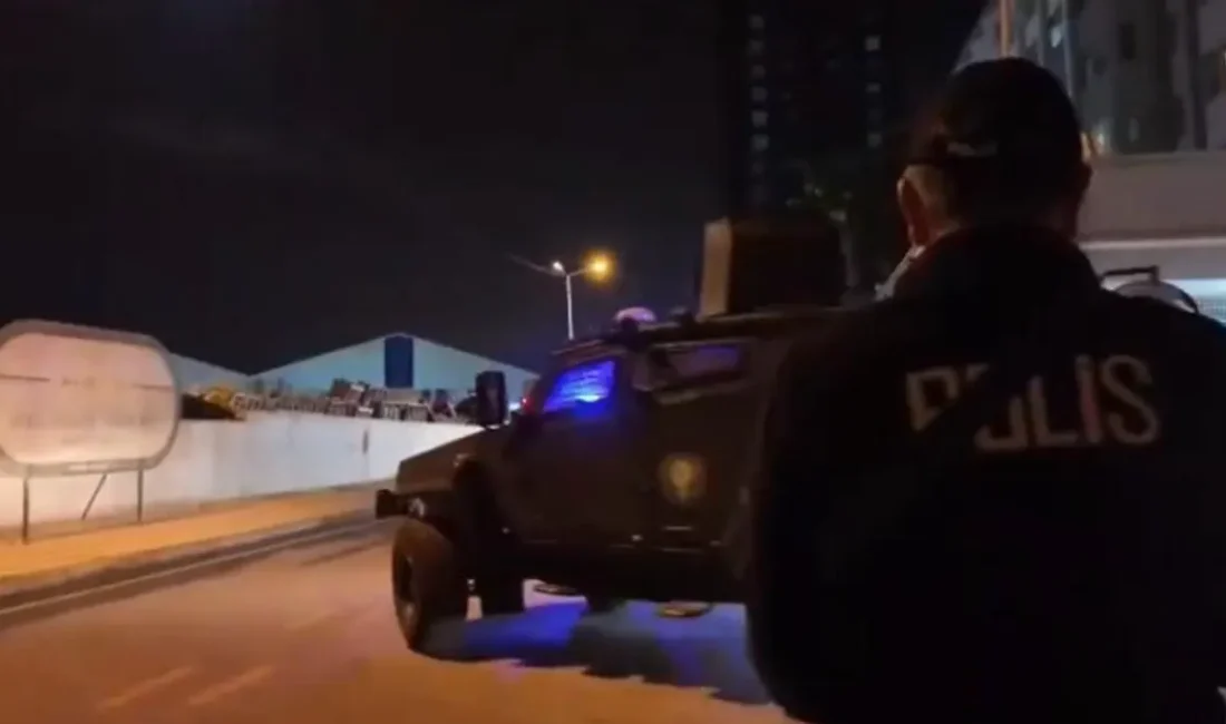 Çevredekilerin ihbarı üzerine olay yerine çok sayıda polis ve sağlık