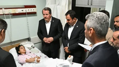 Ziyaret kapsamında yaralı öğrencilerin sağlık durumlarına ilişkin yetkililerden bilgi alan