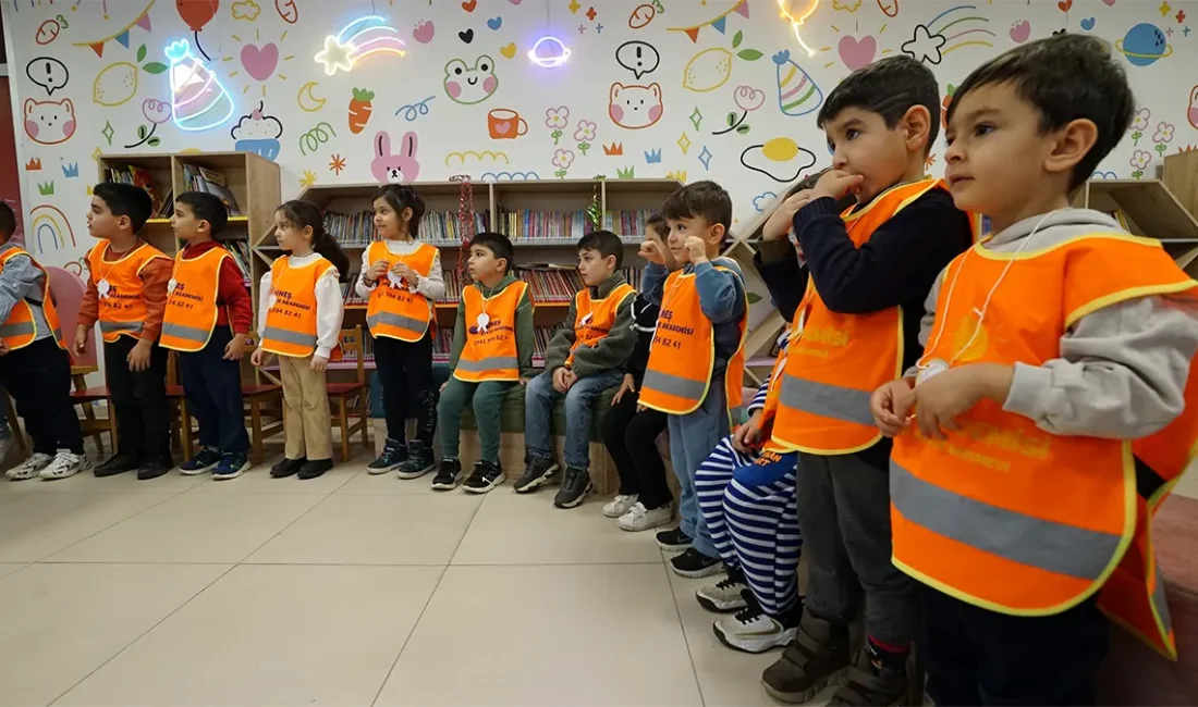 Etkinlik boyunca Gözükara, çocuklara birbirinden eğlenceli ve öğretici masallar anlattı.